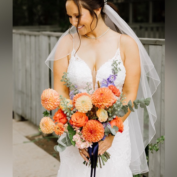 Fingertip-length Bridal veil with metal comb attachment - Picture 3 of 8
